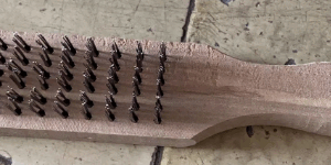 SOBEMAT_Brosse métallique en acier avec manche en bois